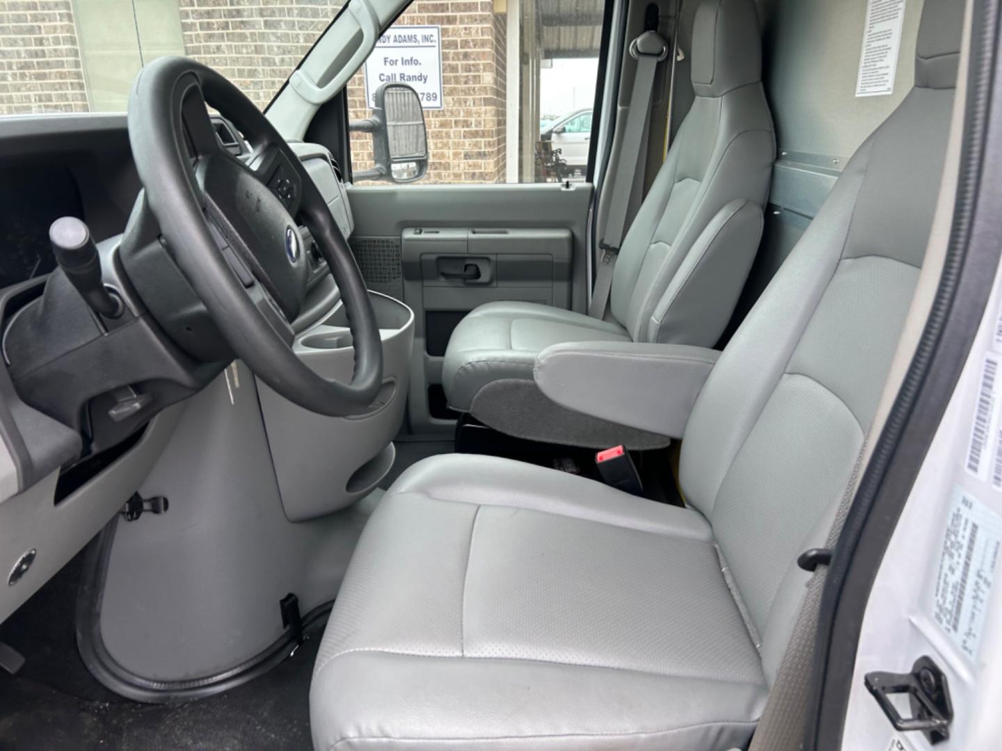 2022 White Ford Econoline E-350 Super Duty (1FDWE3FK3ND) with an 7.3LV8 OHV 16V engine, located at 1687 Business 35 S, New Braunfels, TX, 78130, (830) 625-7159, 29.655487, -98.051491 - Photo#7